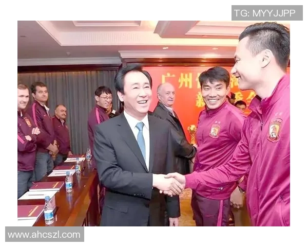 足球明星与娱乐圈明星亲密互动共聚一堂引发粉丝热议与期待