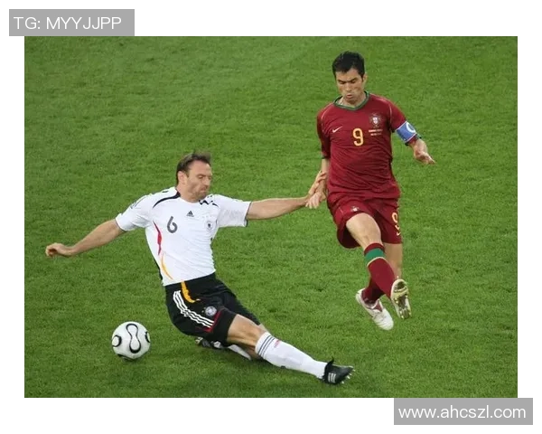 足球传奇退役合影珍藏瞬间回顾昔日辉煌与友谊的永恒印记