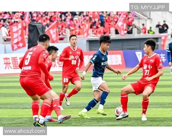 足球明星闪耀野球场激情对决引发球迷热潮